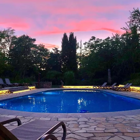 In Les Eyzies De Tayac Sireuil With Pool *
